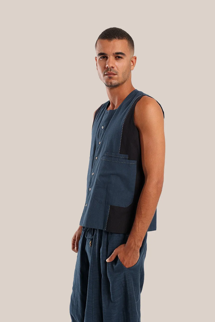 Sleeveless vest with 2 colored and multiple pockets