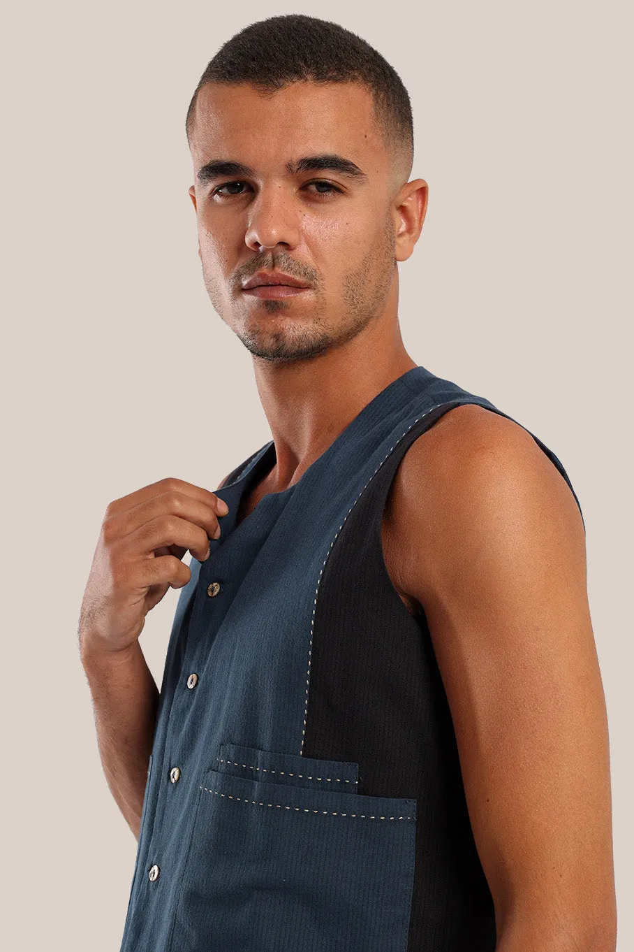 Sleeveless vest with 2 colored and multiple pockets