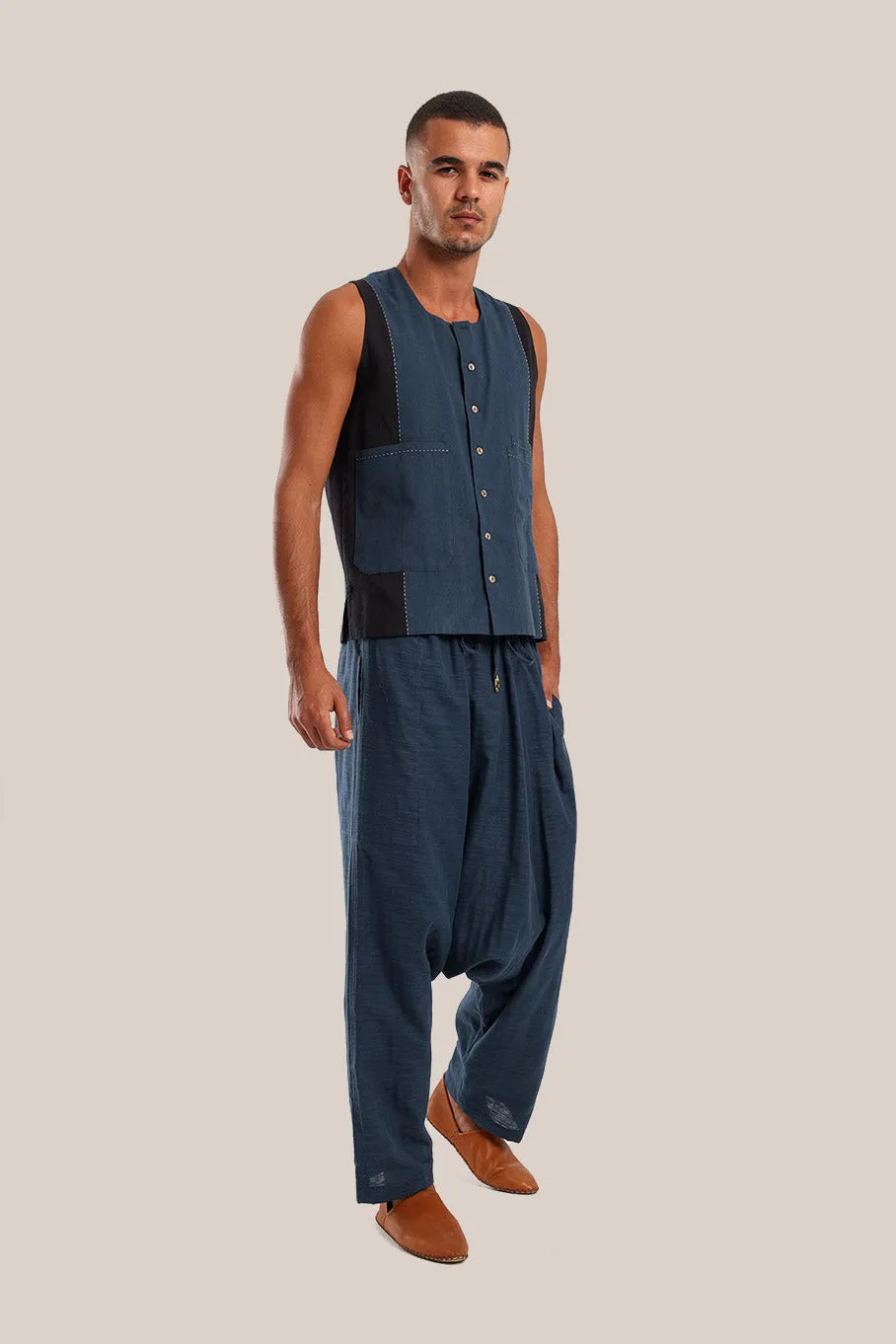 Sleeveless vest with 2 colored and multiple pockets