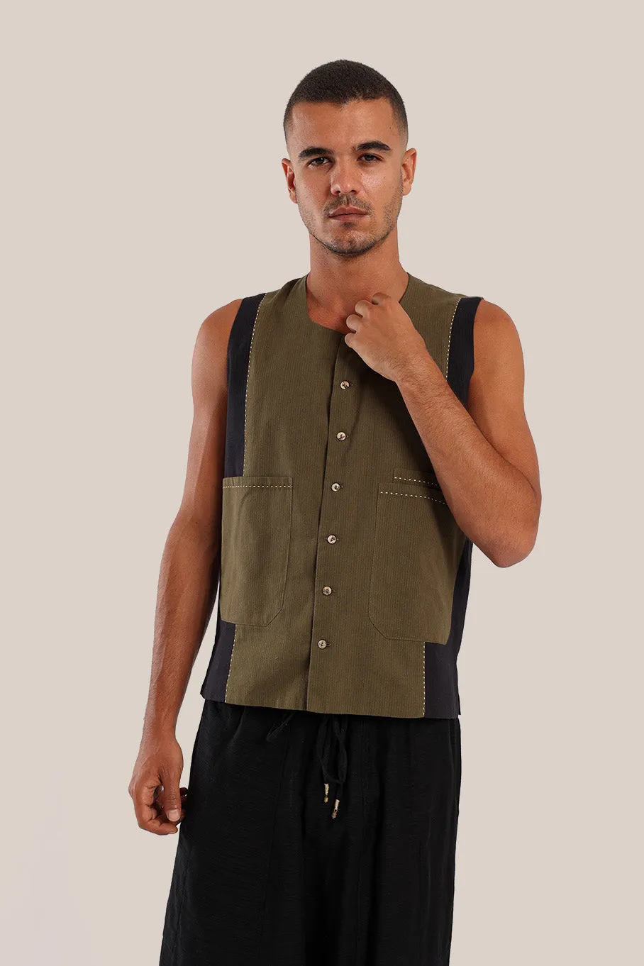 Sleeveless vest with 2 colored and multiple pockets