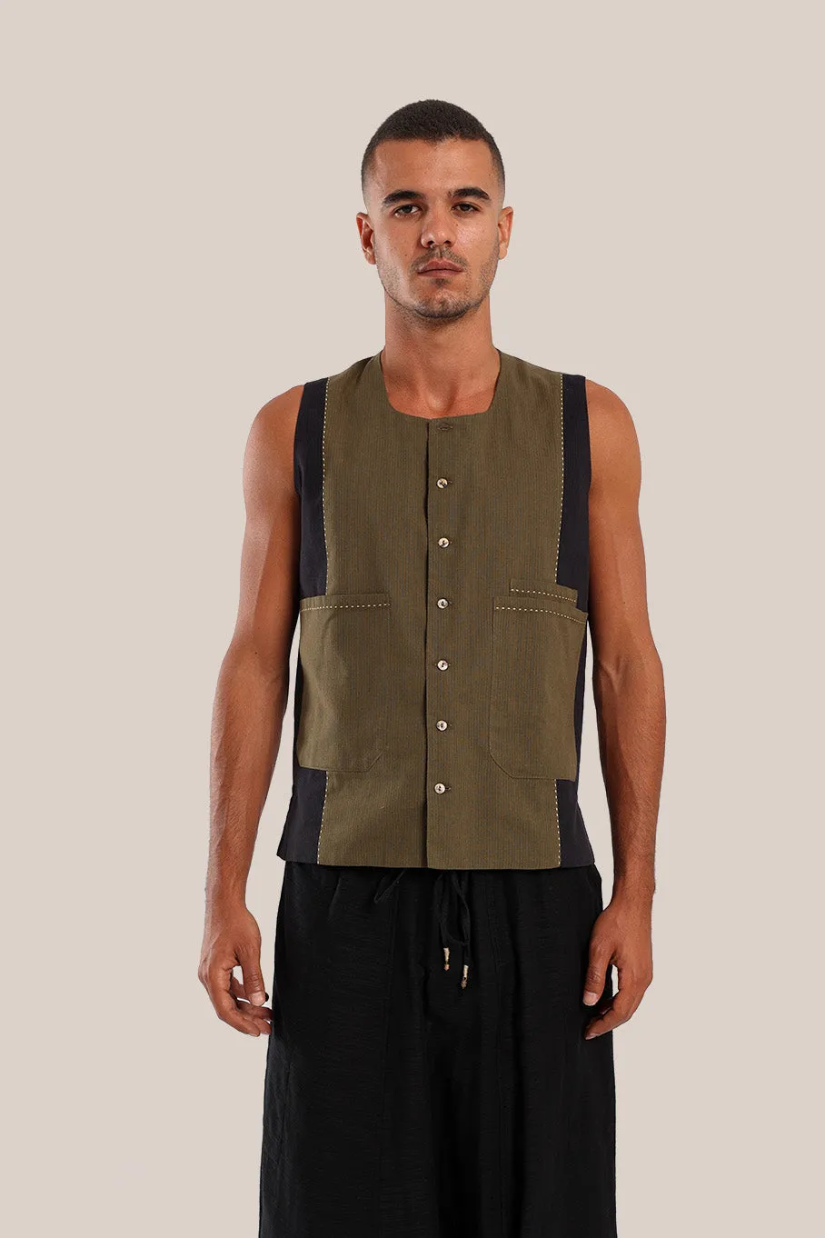 Sleeveless vest with 2 colored and multiple pockets