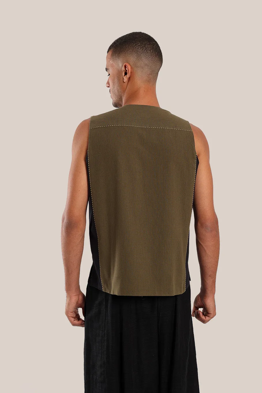 Sleeveless vest with 2 colored and multiple pockets