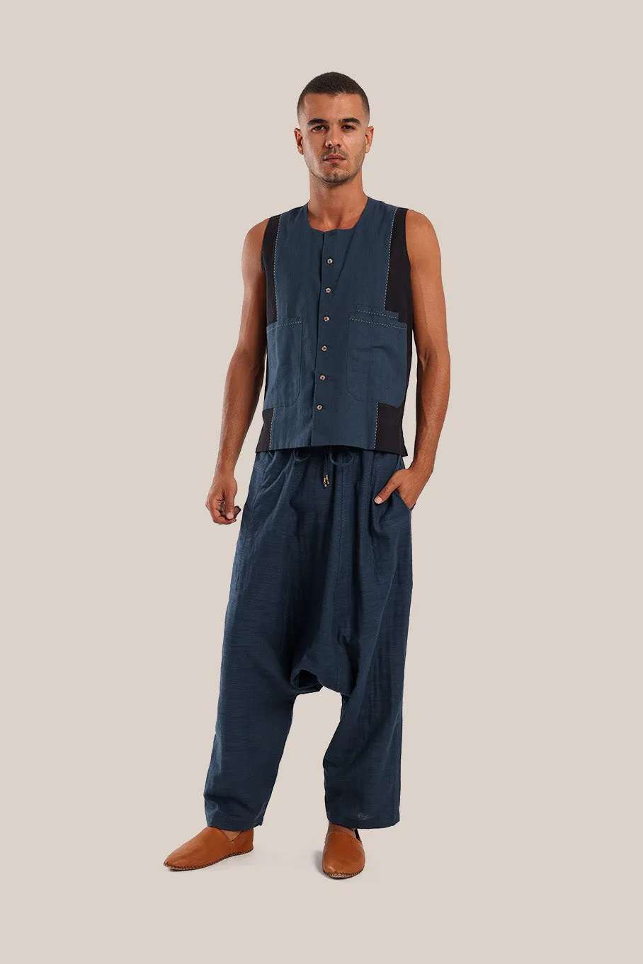 Sleeveless vest with 2 colored and multiple pockets