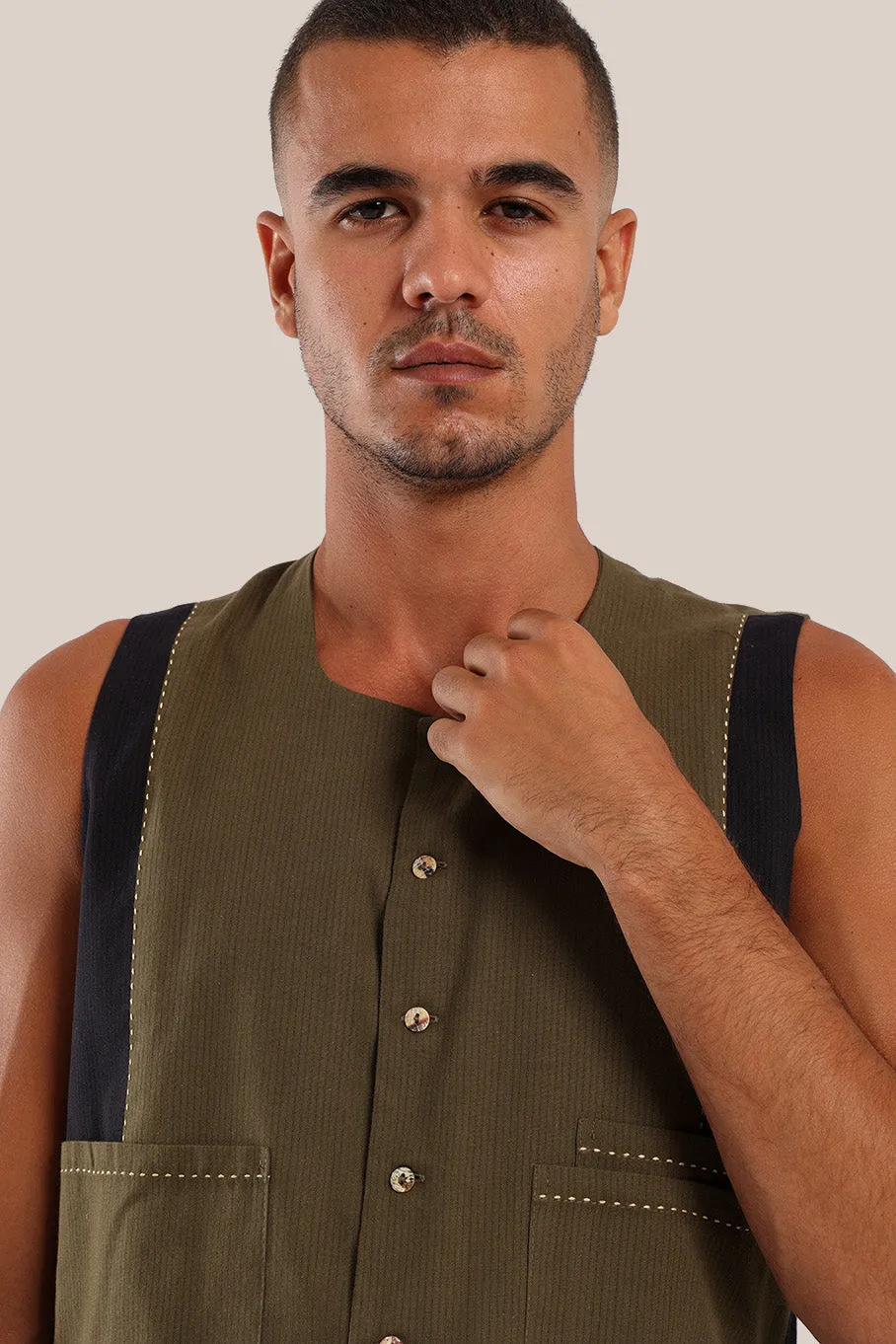 Sleeveless vest with 2 colored and multiple pockets