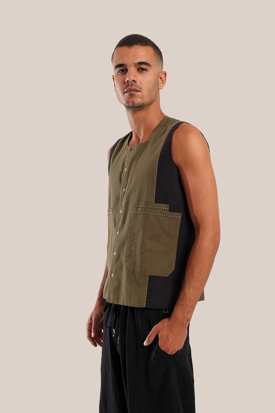 Sleeveless vest with 2 colored and multiple pockets