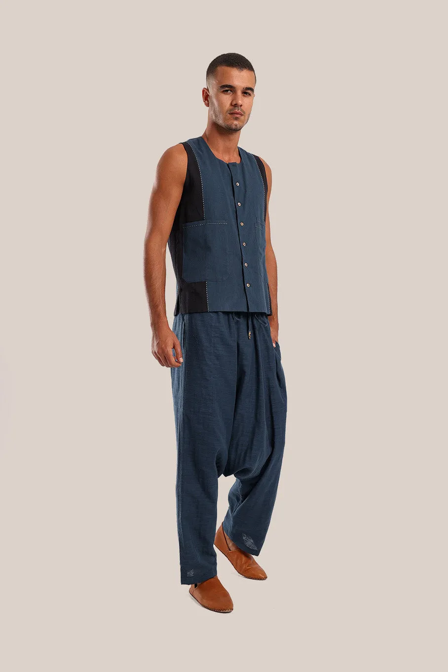 Sleeveless vest with 2 colored and multiple pockets